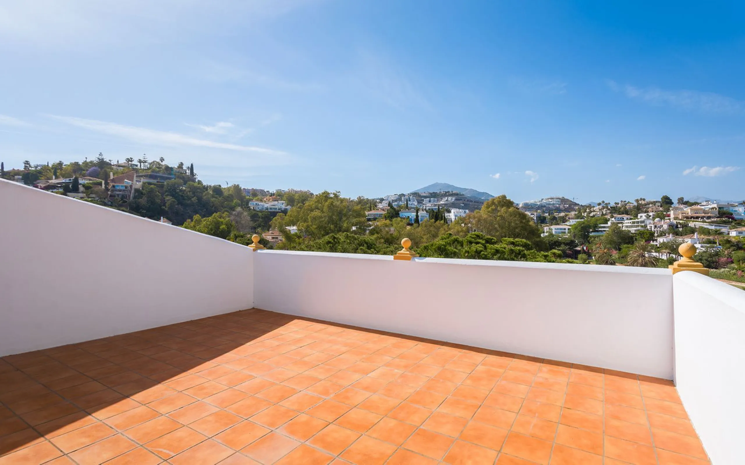 House - Townhouse в продаже в Benahavís, Málaga. В доме 4 спален и 4 ванных комнат. Площадь дома 283 м²