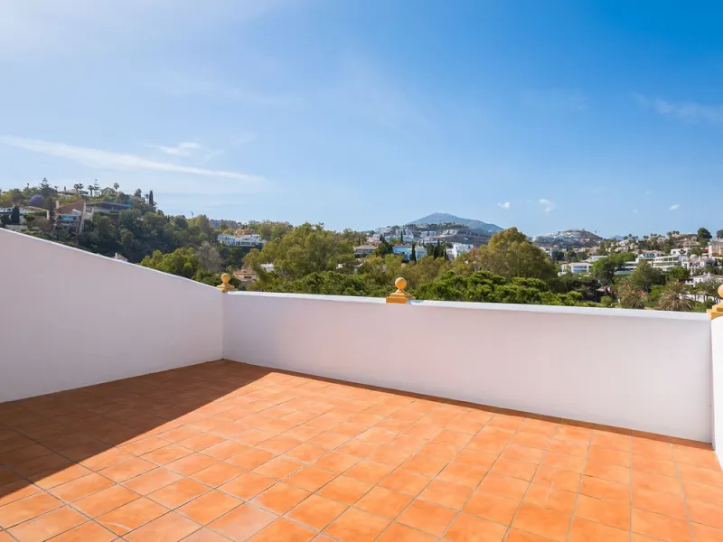 House - Townhouse в продаже в Benahavís, Málaga. В доме 4 спален и 4 ванных комнат. Площадь дома 283 м²