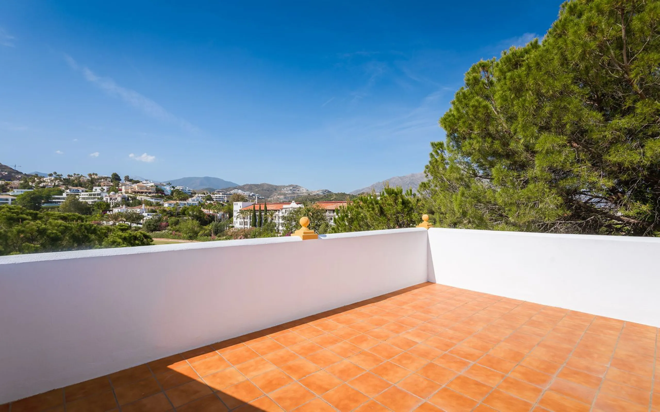 House - Townhouse в продаже в Benahavís, Málaga. В доме 4 спален и 4 ванных комнат. Площадь дома 283 м²