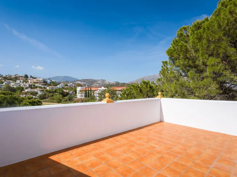House - Townhouse в продаже в Benahavís, Málaga. В доме 4 спален и 4 ванных комнат. Площадь дома 283 м²