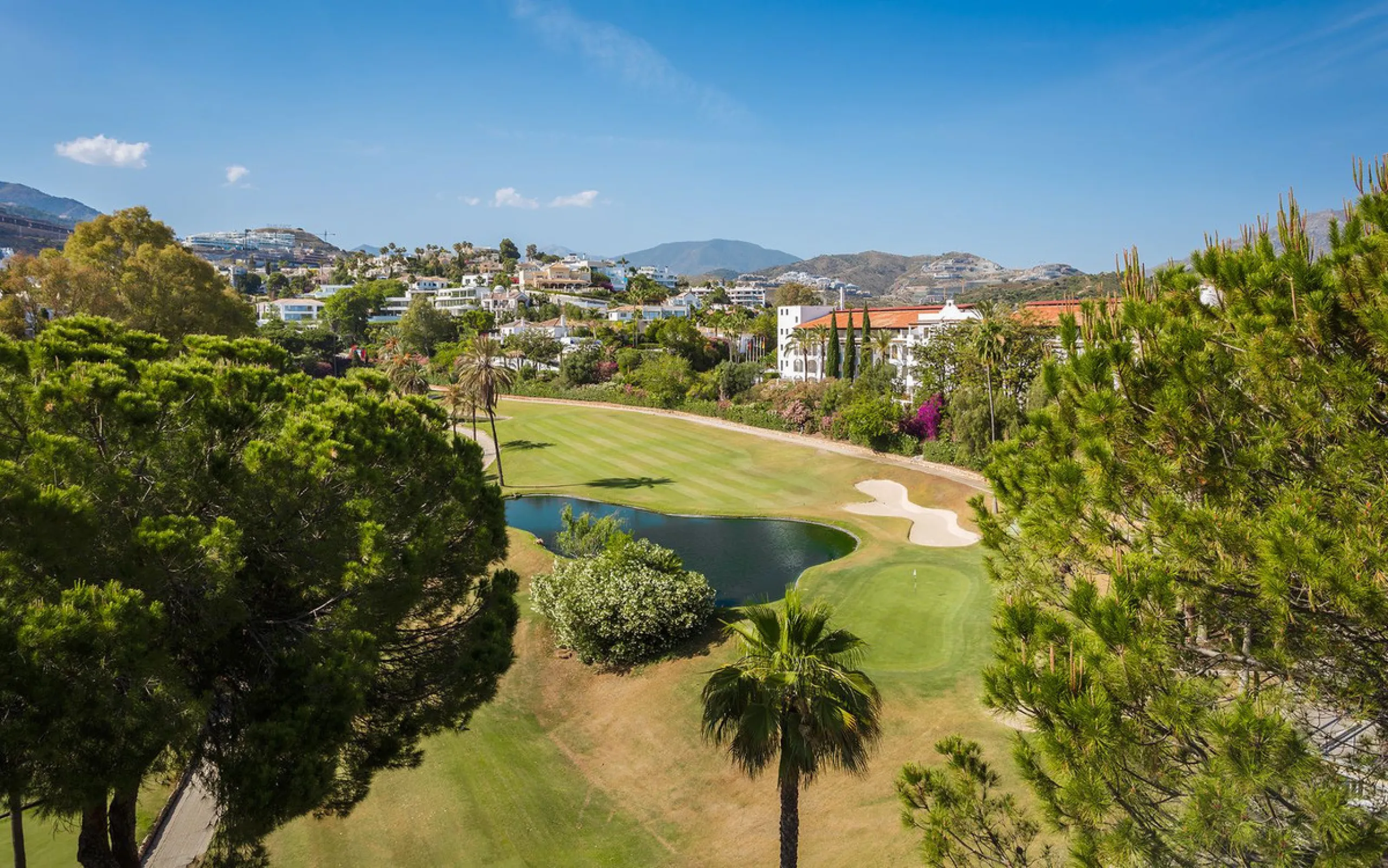 House - Townhouse в продаже в Benahavís, Málaga. В доме 4 спален и 4 ванных комнат. Площадь дома 283 м²