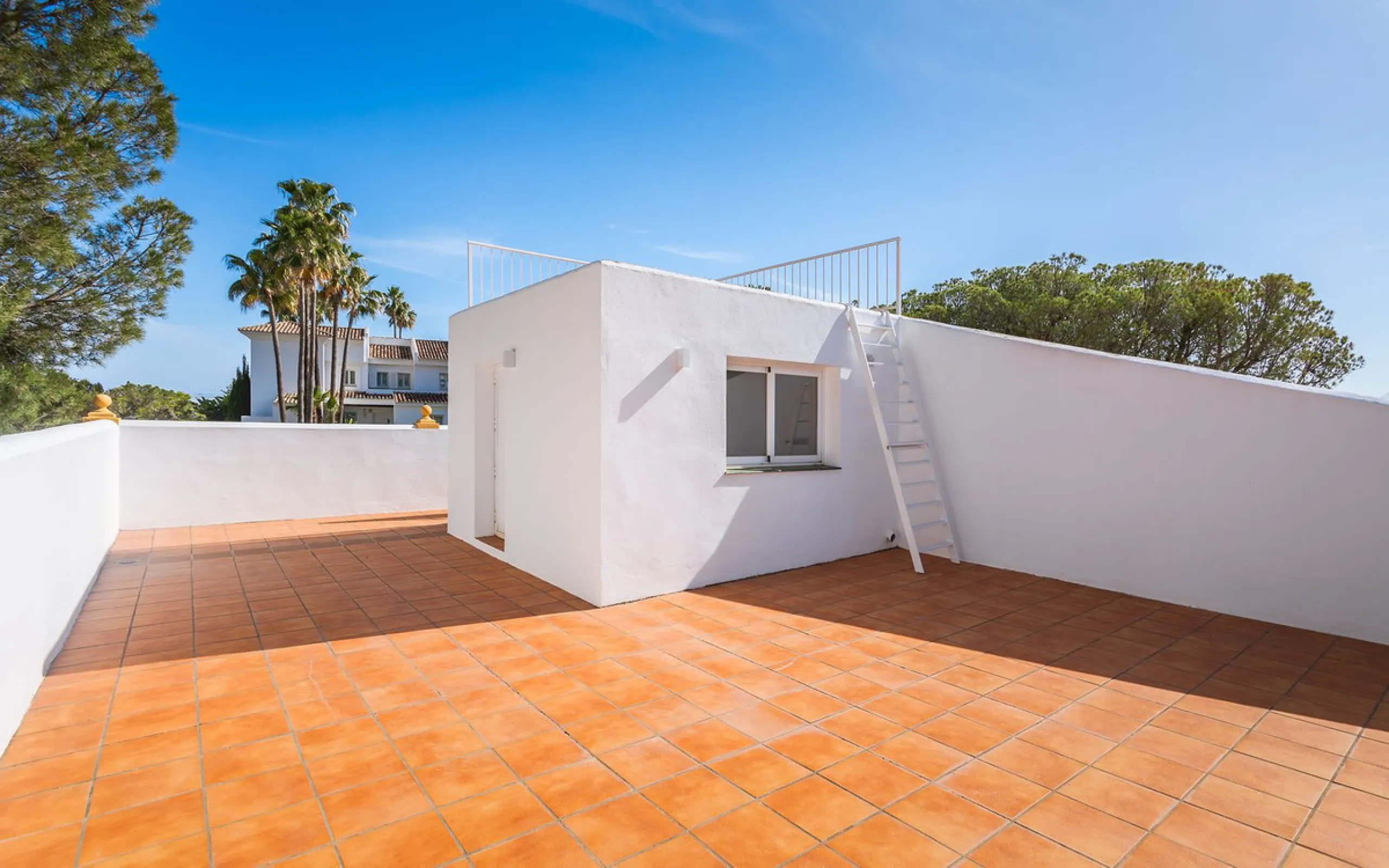 House - Townhouse в продаже в Benahavís, Málaga. В доме 4 спален и 4 ванных комнат. Площадь дома 283 м²