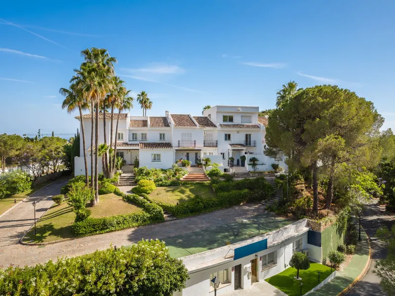 House - Townhouse в продаже в Benahavís, Málaga. В доме 4 спален и 4 ванных комнат. Площадь дома 283 м²