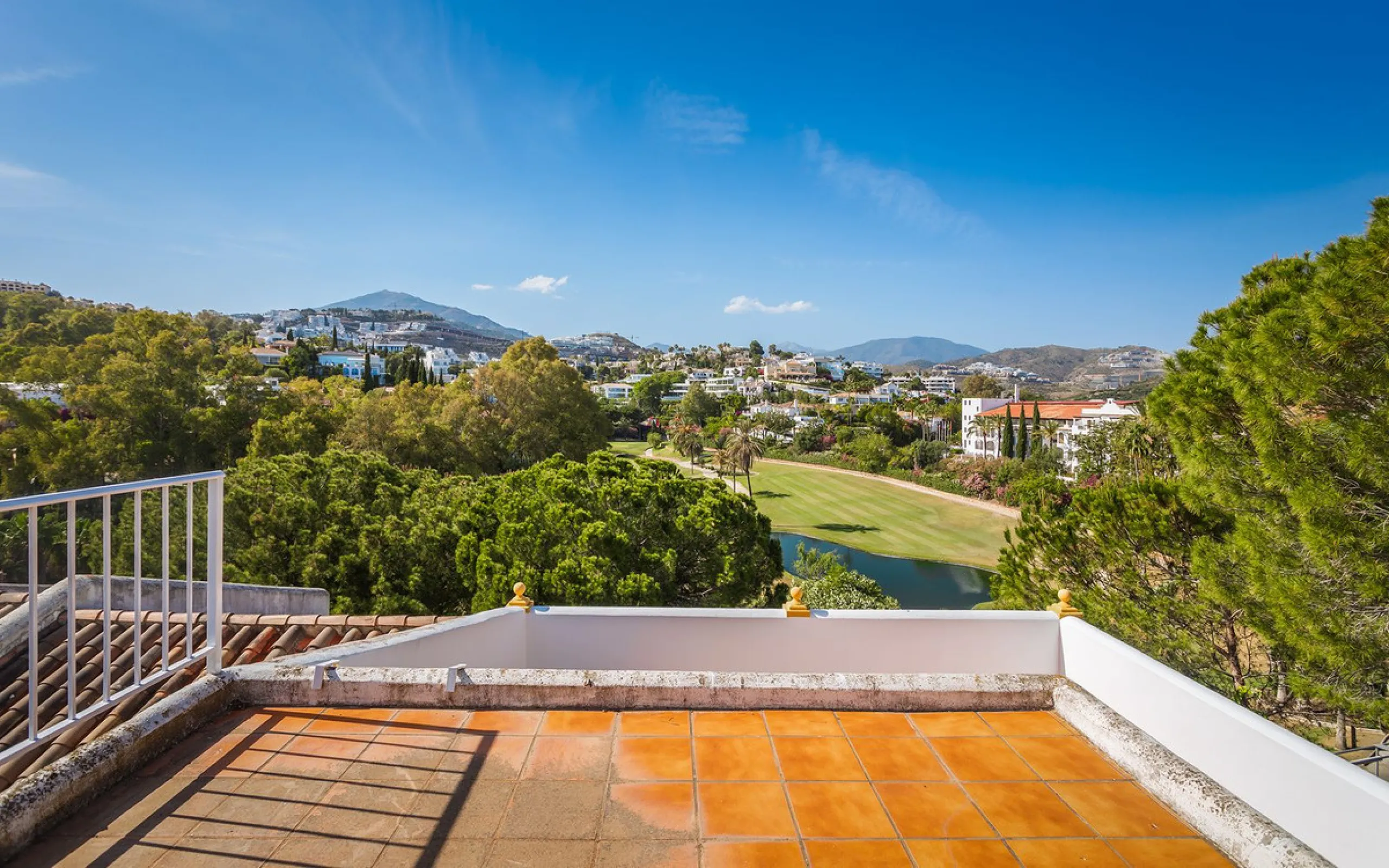 House - Townhouse в продаже в Benahavís, Málaga. В доме 4 спален и 4 ванных комнат. Площадь дома 283 м²