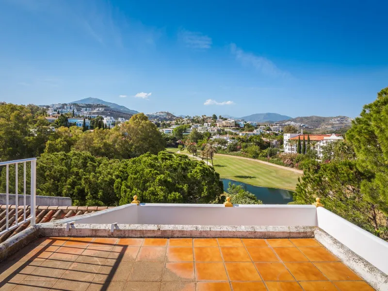 House - Townhouse в продаже в Benahavís, Málaga. В доме 4 спален и 4 ванных комнат. Площадь дома 283 м²