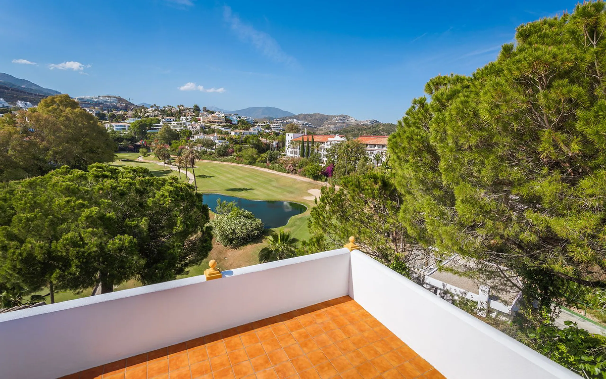 House - Townhouse в продаже в Benahavís, Málaga. В доме 4 спален и 4 ванных комнат. Площадь дома 283 м²
