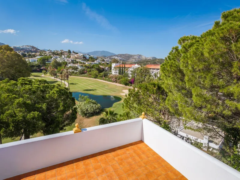 House - Townhouse в продаже в Benahavís, Málaga. В доме 4 спален и 4 ванных комнат. Площадь дома 283 м²