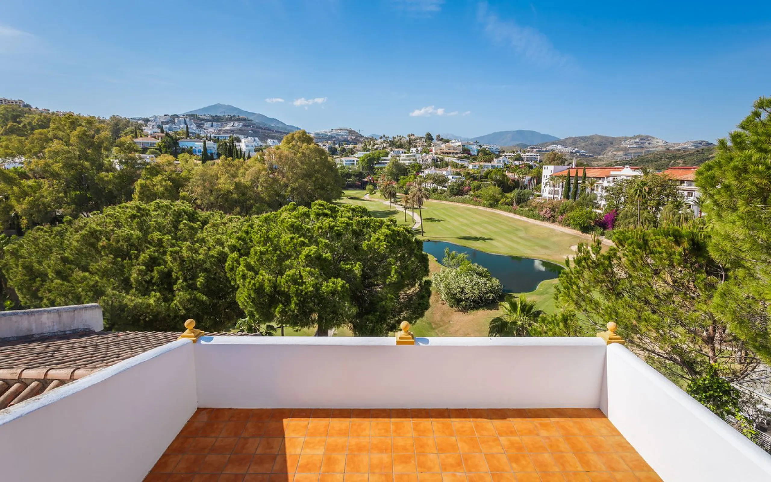 House - Townhouse в продаже в Benahavís, Málaga. В доме 4 спален и 4 ванных комнат. Площадь дома 283 м²