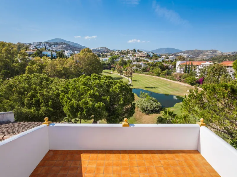 House - Townhouse в продаже в Benahavís, Málaga. В доме 4 спален и 4 ванных комнат. Площадь дома 283 м²