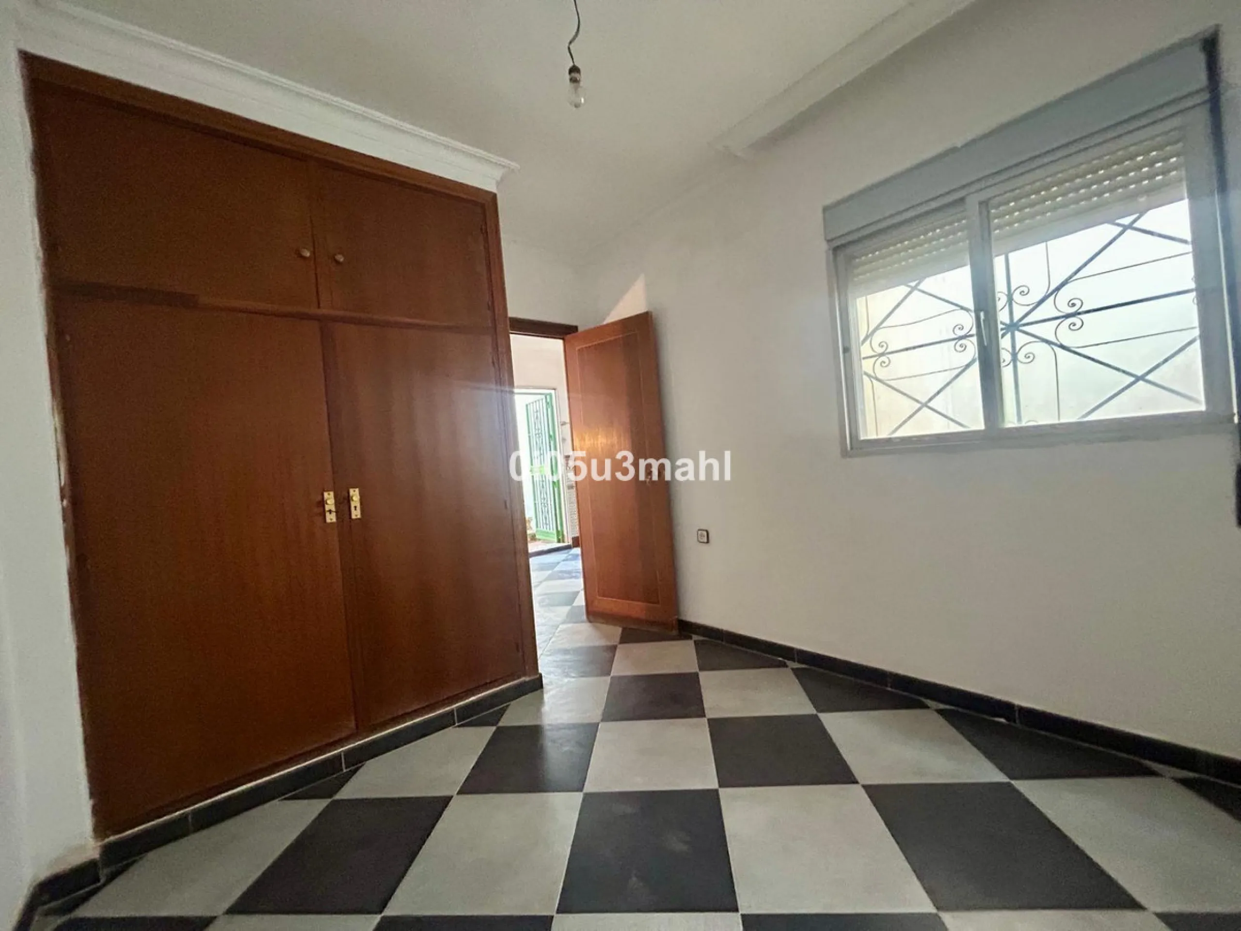 Discover this charming 180m2 house, according to the land registry, ideal for those seeking a customizable project.