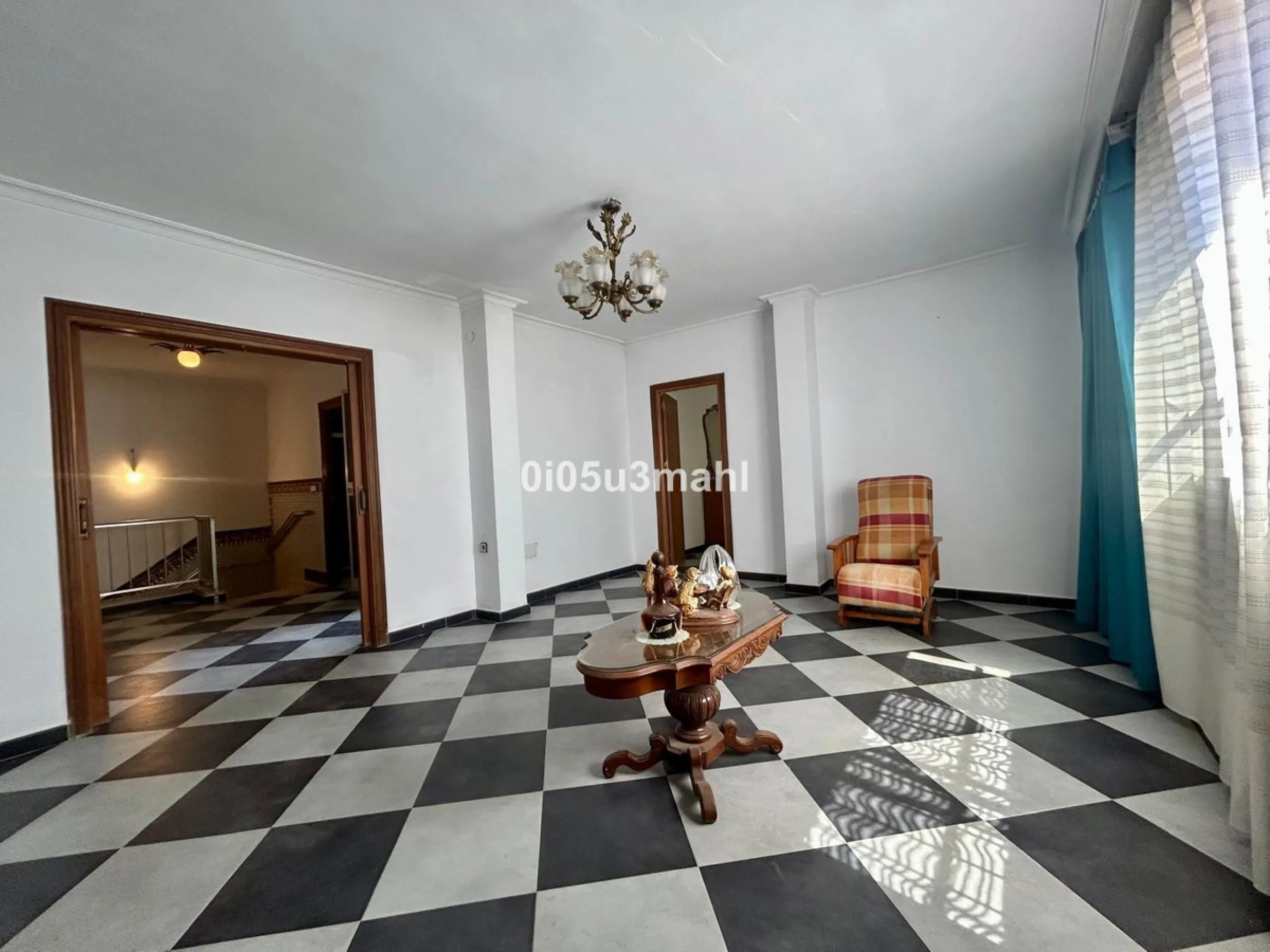 Discover this charming 180m2 house, according to the land registry, ideal for those seeking a customizable project.