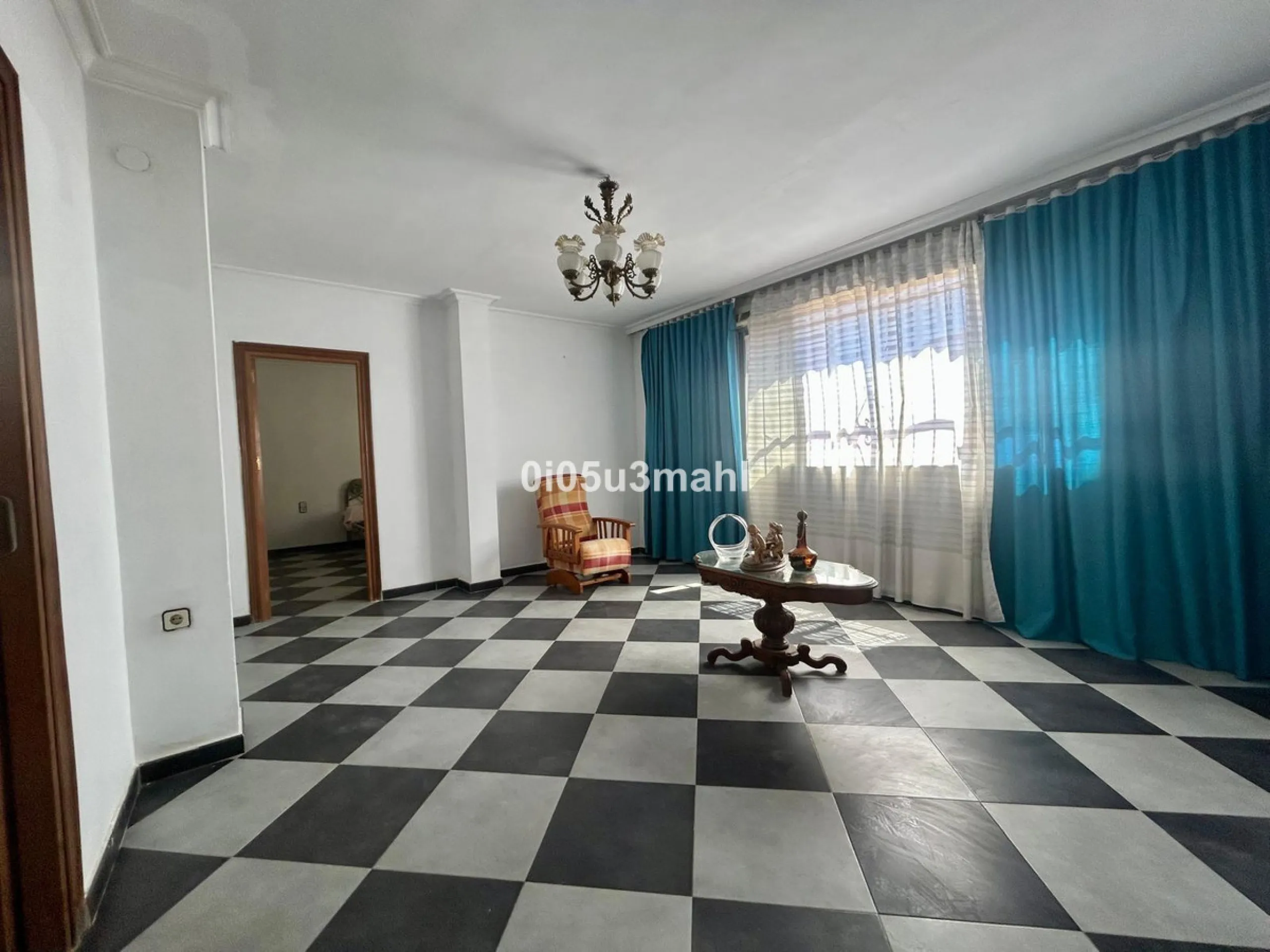 Discover this charming 180m2 house, according to the land registry, ideal for those seeking a customizable project.