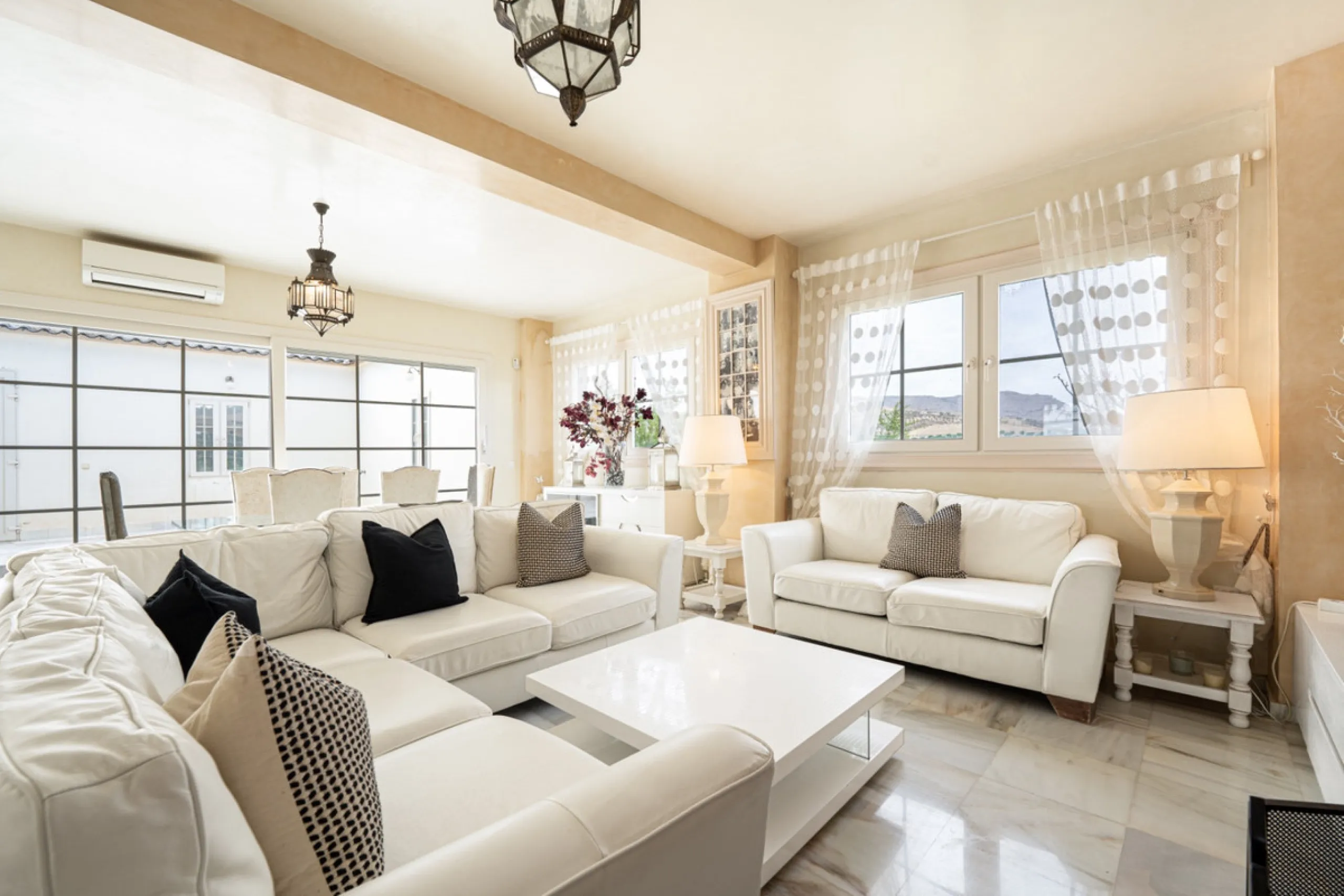 House - Finca - Cortijo в продаже в Pizarra, Málaga. В доме 4 спален и 3 ванных комнат. Площадь дома 589 м². Площадь участка 136151 м²