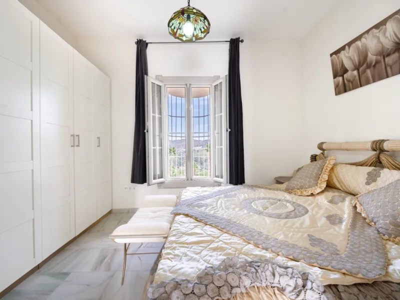 House - Finca - Cortijo в продаже в Pizarra, Málaga. В доме 4 спален и 3 ванных комнат. Площадь дома 589 м². Площадь участка 136151 м²