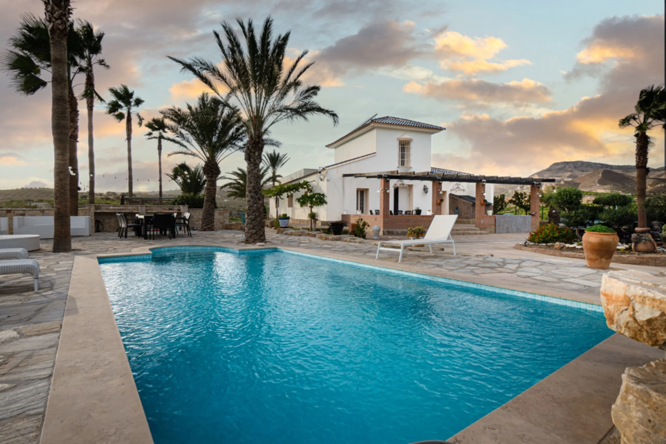 House - Finca - Cortijo в продаже в Pizarra, Málaga. В доме 4 спален и 3 ванных комнат. Площадь дома 589 м². Площадь участка 136151 м²