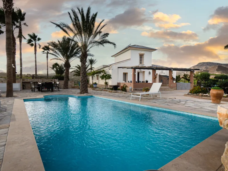 House - Finca - Cortijo в продаже в Pizarra, Málaga. В доме 4 спален и 3 ванных комнат. Площадь дома 589 м². Площадь участка 136151 м²