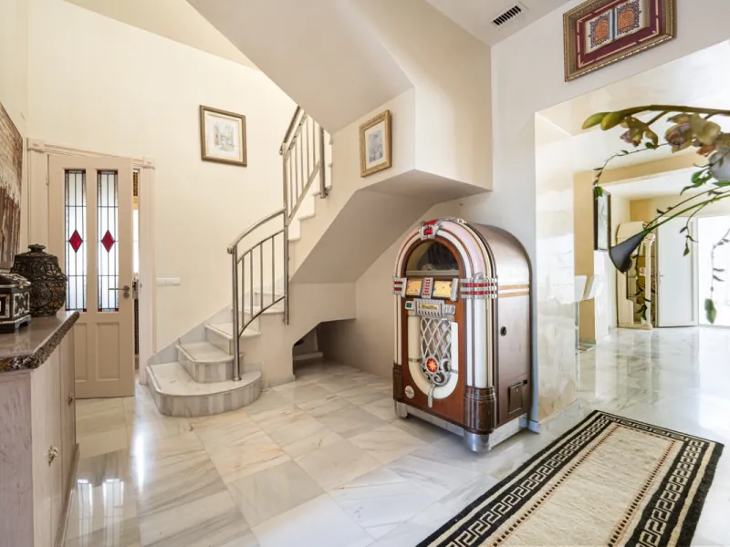 House - Finca - Cortijo в продаже в Pizarra, Málaga. В доме 4 спален и 3 ванных комнат. Площадь дома 589 м². Площадь участка 136151 м²