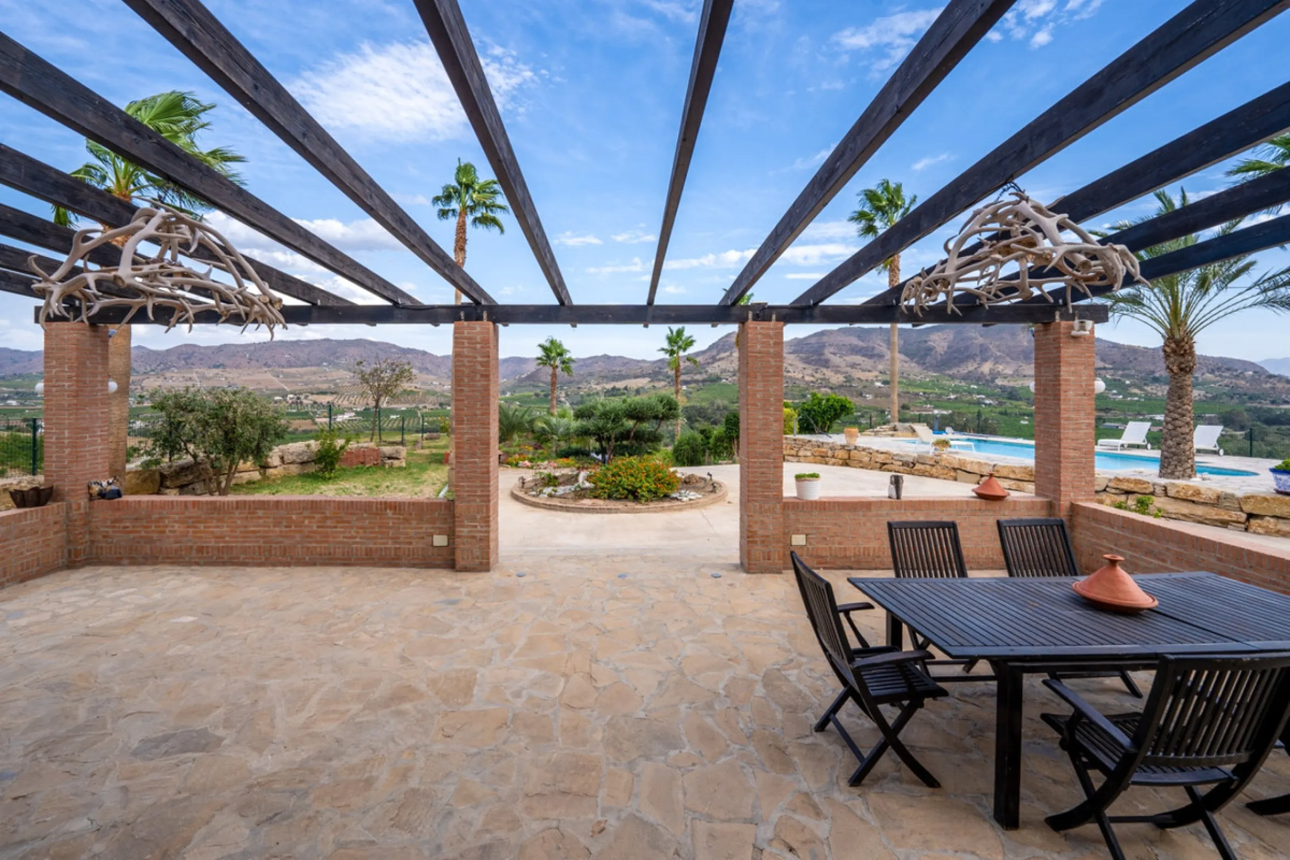 House - Finca - Cortijo в продаже в Pizarra, Málaga. В доме 4 спален и 3 ванных комнат. Площадь дома 589 м². Площадь участка 136151 м²