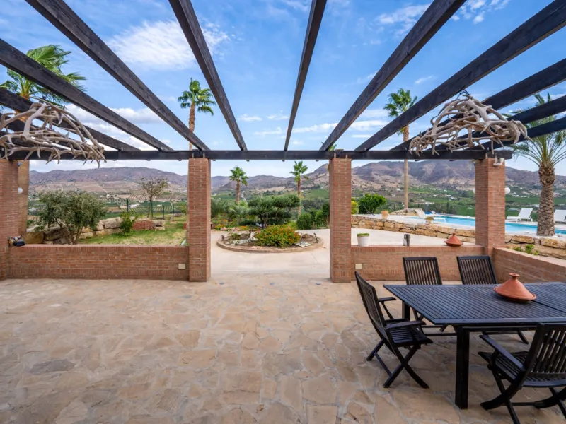 House - Finca - Cortijo в продаже в Pizarra, Málaga. В доме 4 спален и 3 ванных комнат. Площадь дома 589 м². Площадь участка 136151 м²