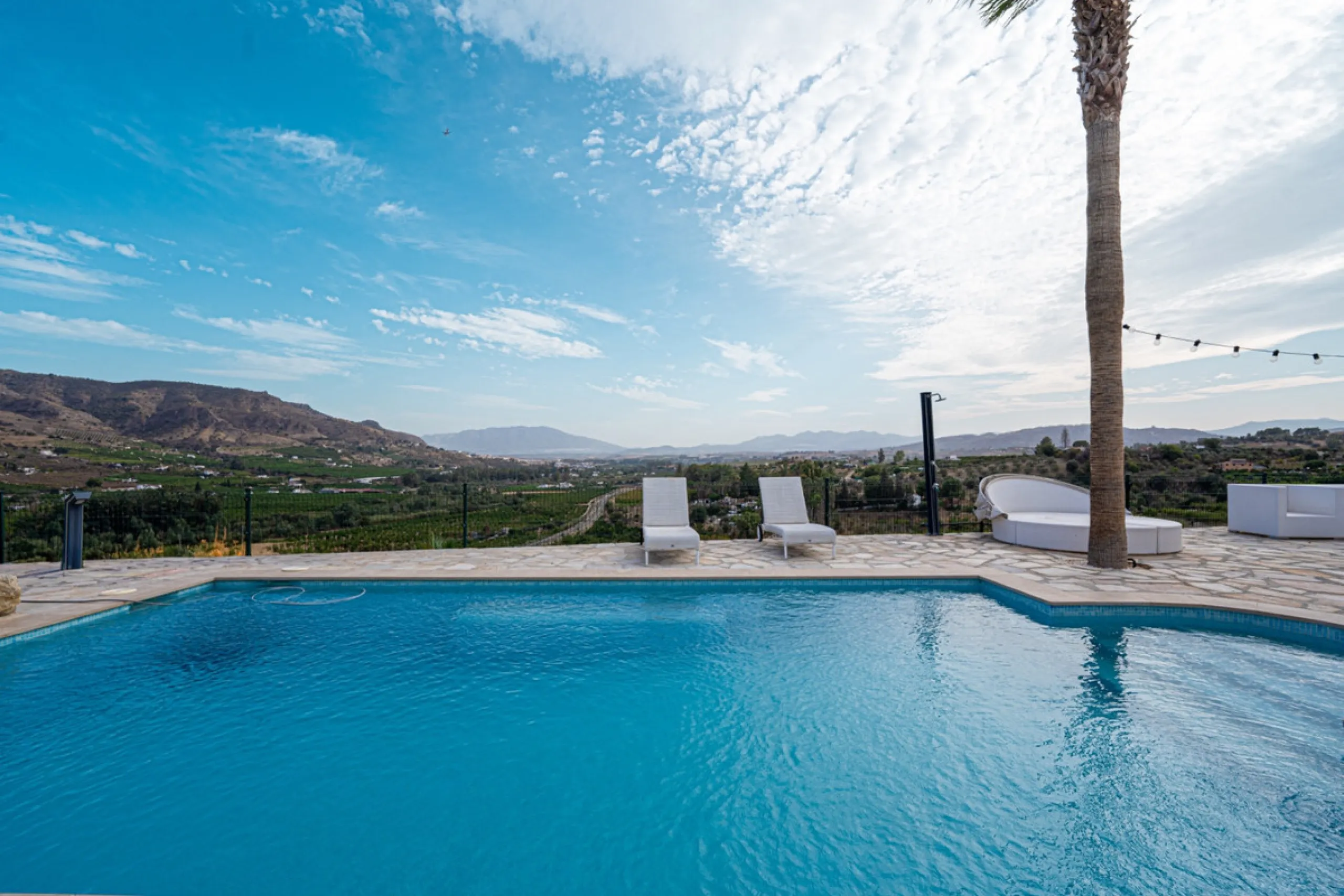 House - Finca - Cortijo в продаже в Pizarra, Málaga. В доме 4 спален и 3 ванных комнат. Площадь дома 589 м². Площадь участка 136151 м²