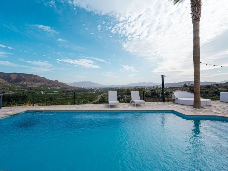 House - Finca - Cortijo в продаже в Pizarra, Málaga. В доме 4 спален и 3 ванных комнат. Площадь дома 589 м². Площадь участка 136151 м²