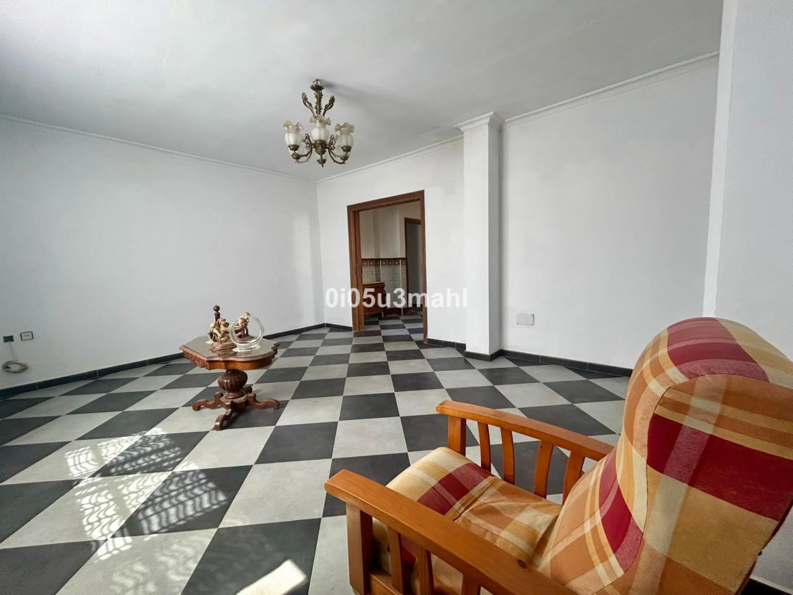 Discover this charming 180m2 house, according to the land registry, ideal for those seeking a customizable project.