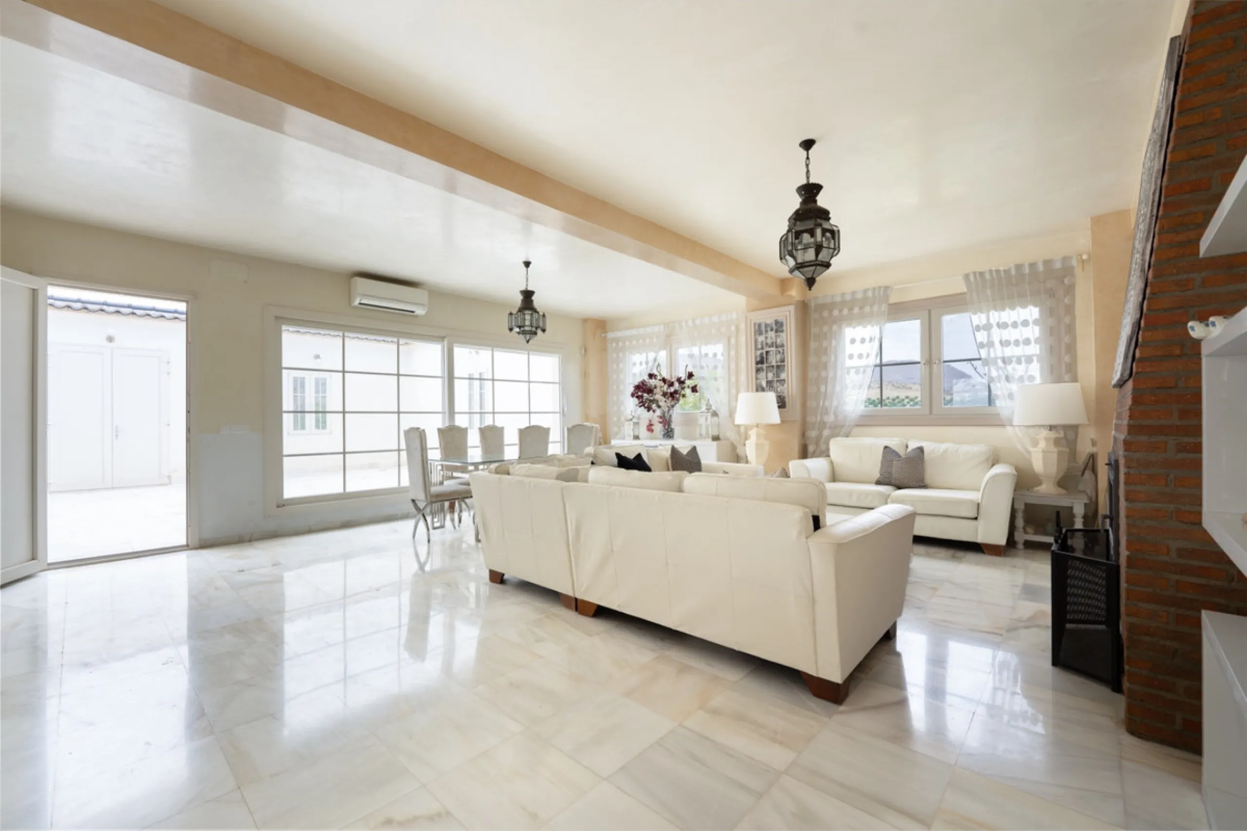 House - Finca - Cortijo в продаже в Pizarra, Málaga. В доме 4 спален и 3 ванных комнат. Площадь дома 589 м². Площадь участка 136151 м²
