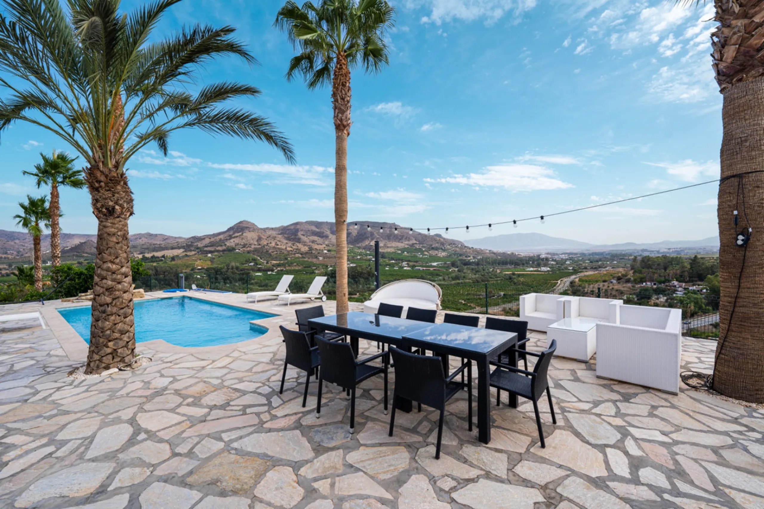 House - Finca - Cortijo в продаже в Pizarra, Málaga. В доме 4 спален и 3 ванных комнат. Площадь дома 589 м². Площадь участка 136151 м²
