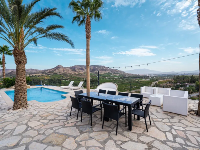 House - Finca - Cortijo в продаже в Pizarra, Málaga. В доме 4 спален и 3 ванных комнат. Площадь дома 589 м². Площадь участка 136151 м²