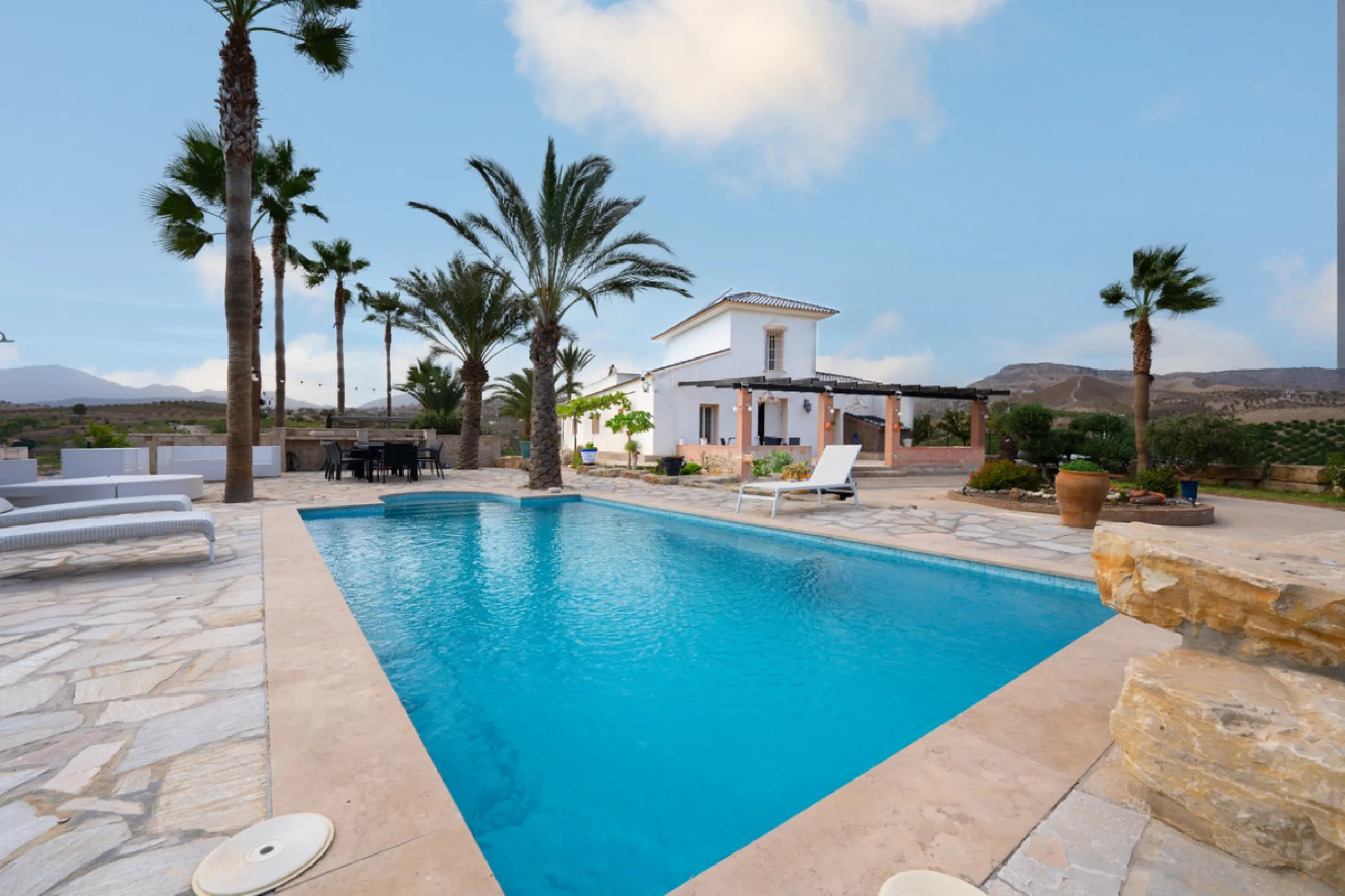 House - Finca - Cortijo в продаже в Pizarra, Málaga. В доме 4 спален и 3 ванных комнат. Площадь дома 589 м². Площадь участка 136151 м²