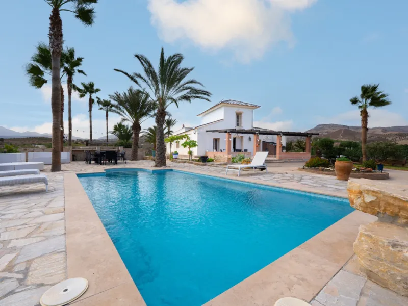 House - Finca - Cortijo в продаже в Pizarra, Málaga. В доме 4 спален и 3 ванных комнат. Площадь дома 589 м². Площадь участка 136151 м²