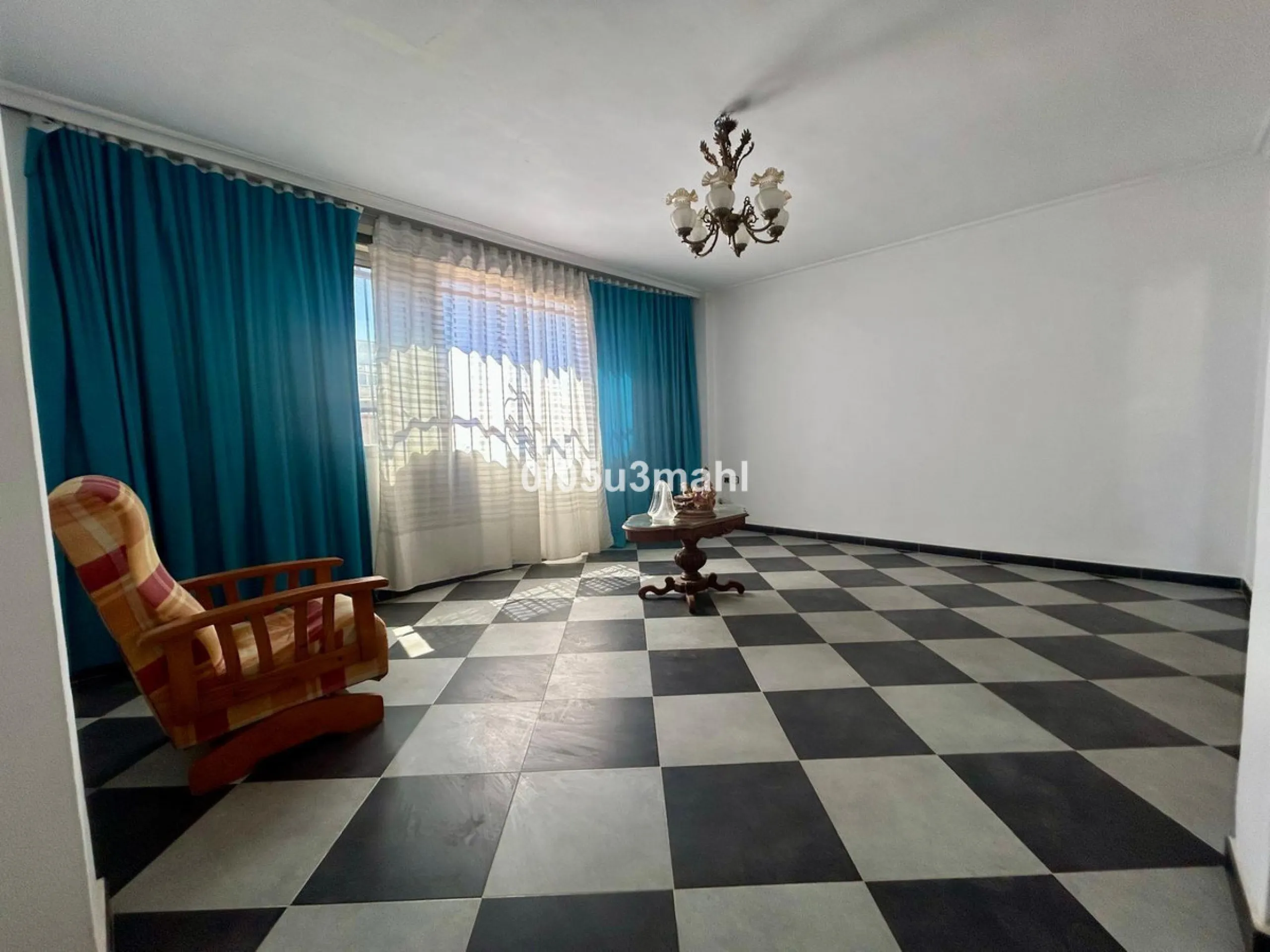 Discover this charming 180m2 house, according to the land registry, ideal for those seeking a customizable project.