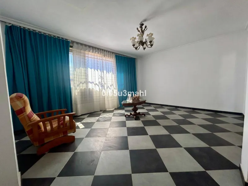 Discover this charming 180m2 house, according to the land registry, ideal for those seeking a customizable project.