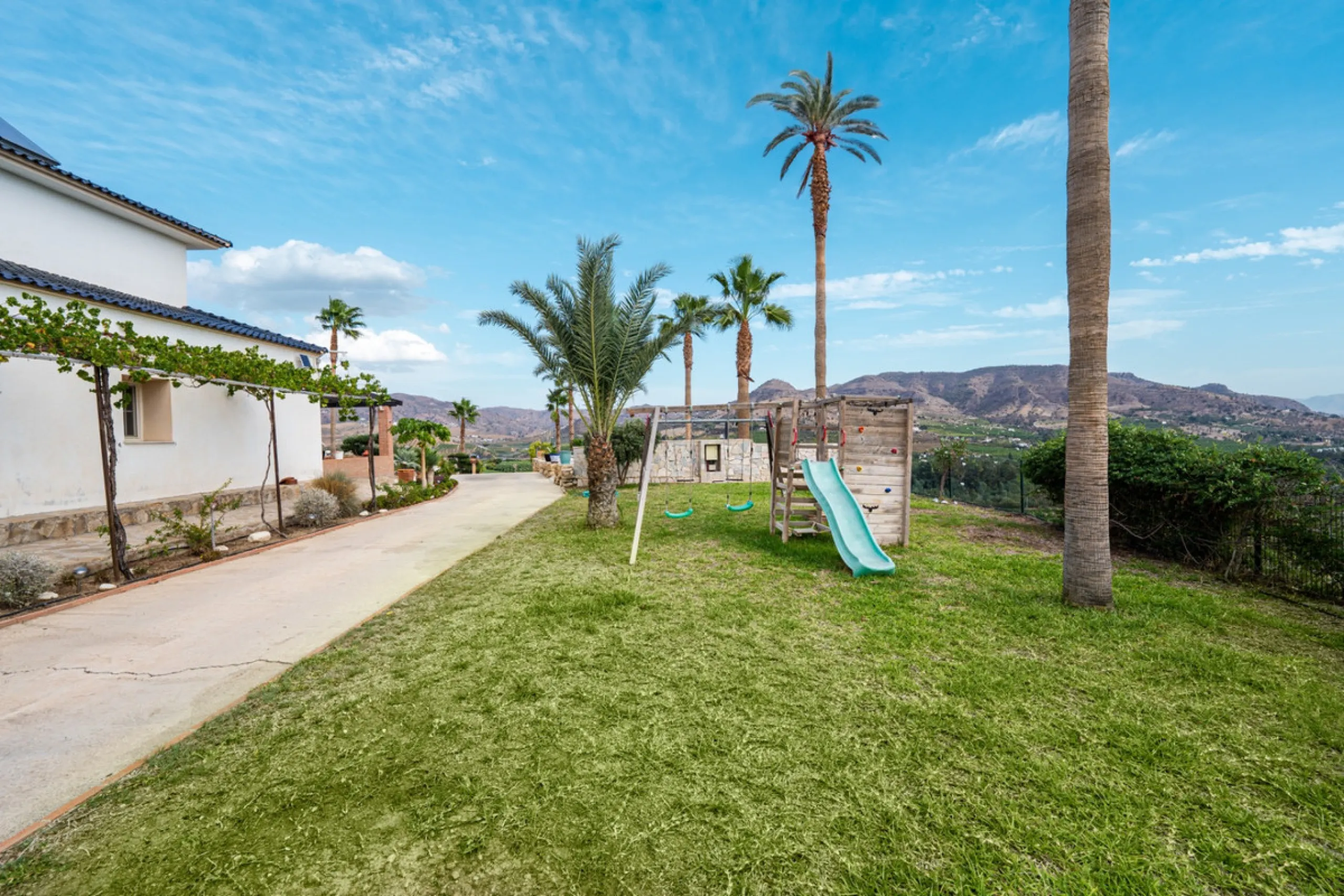House - Finca - Cortijo в продаже в Pizarra, Málaga. В доме 4 спален и 3 ванных комнат. Площадь дома 589 м². Площадь участка 136151 м²