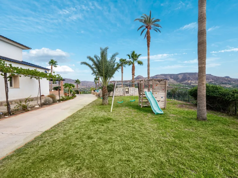 House - Finca - Cortijo в продаже в Pizarra, Málaga. В доме 4 спален и 3 ванных комнат. Площадь дома 589 м². Площадь участка 136151 м²