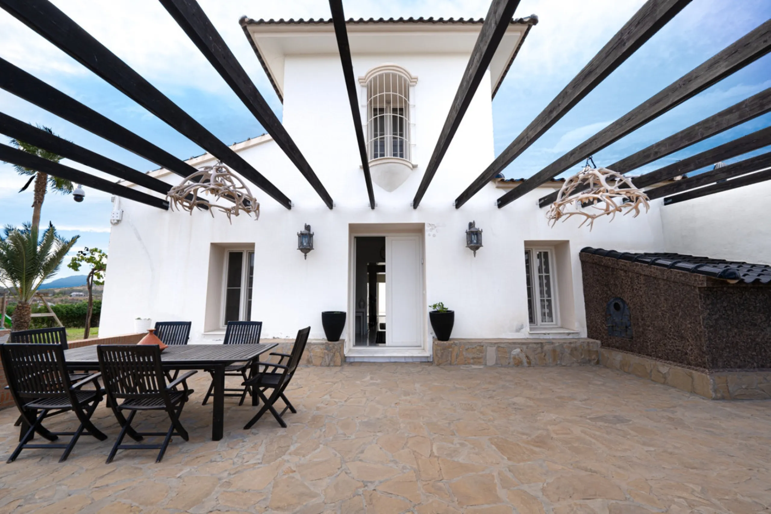 House - Finca - Cortijo в продаже в Pizarra, Málaga. В доме 4 спален и 3 ванных комнат. Площадь дома 589 м². Площадь участка 136151 м²