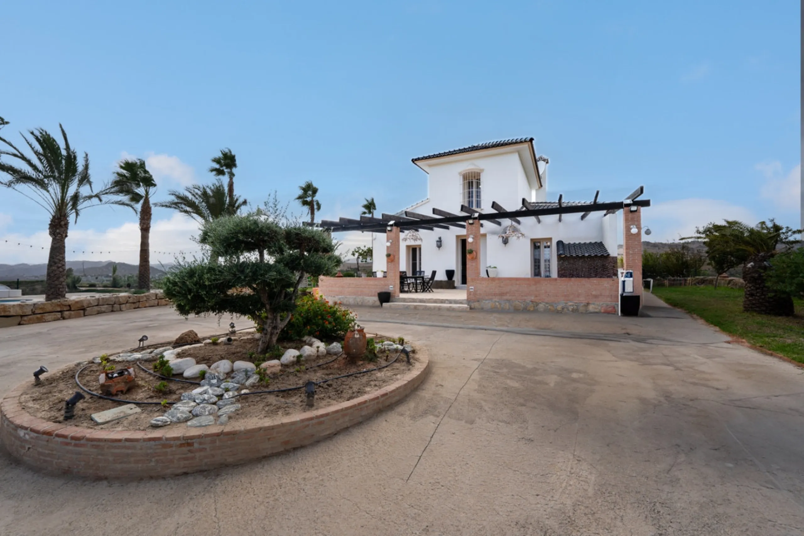 House - Finca - Cortijo в продаже в Pizarra, Málaga. В доме 4 спален и 3 ванных комнат. Площадь дома 589 м². Площадь участка 136151 м²