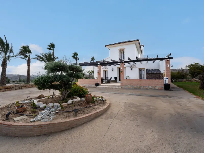 House - Finca - Cortijo в продаже в Pizarra, Málaga. В доме 4 спален и 3 ванных комнат. Площадь дома 589 м². Площадь участка 136151 м²