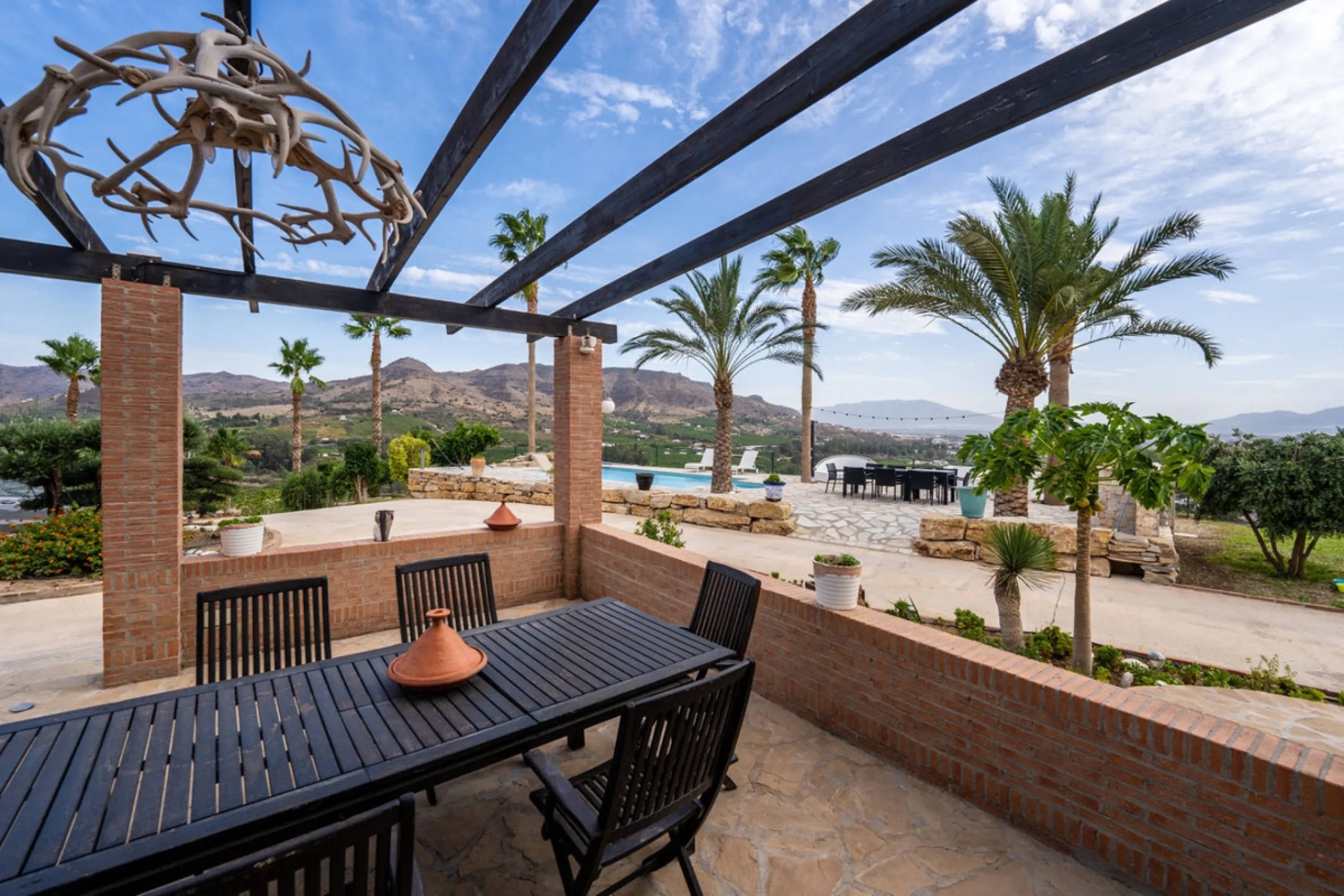 House - Finca - Cortijo в продаже в Pizarra, Málaga. В доме 4 спален и 3 ванных комнат. Площадь дома 589 м². Площадь участка 136151 м²