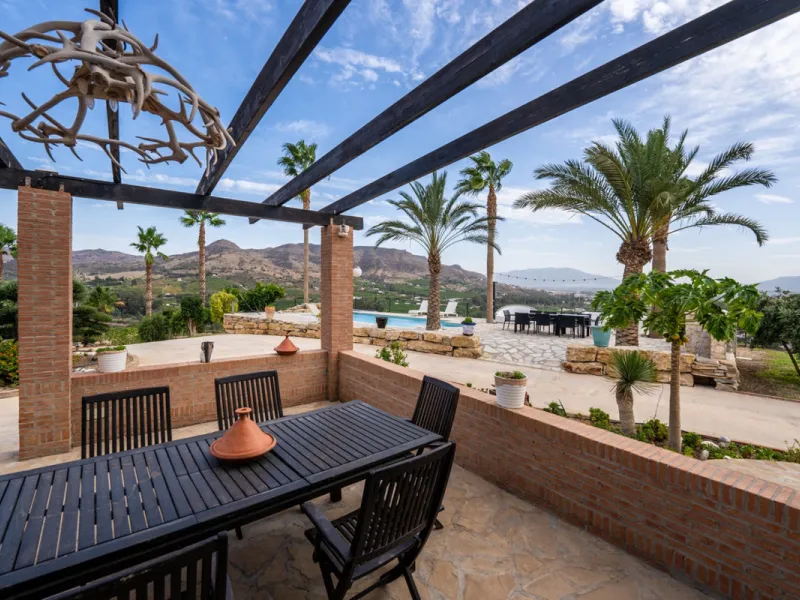 House - Finca - Cortijo в продаже в Pizarra, Málaga. В доме 4 спален и 3 ванных комнат. Площадь дома 589 м². Площадь участка 136151 м²