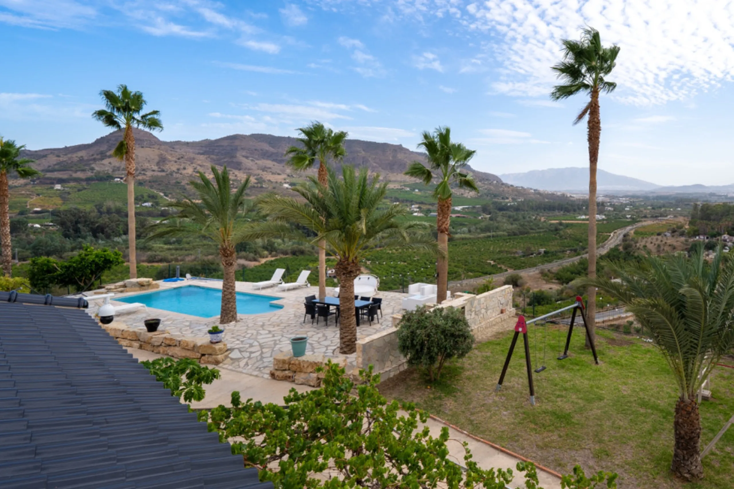 House - Finca - Cortijo в продаже в Pizarra, Málaga. В доме 4 спален и 3 ванных комнат. Площадь дома 589 м². Площадь участка 136151 м²