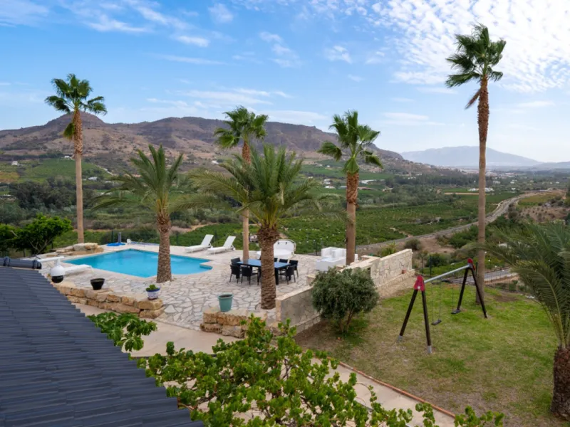 House - Finca - Cortijo в продаже в Pizarra, Málaga. В доме 4 спален и 3 ванных комнат. Площадь дома 589 м². Площадь участка 136151 м²