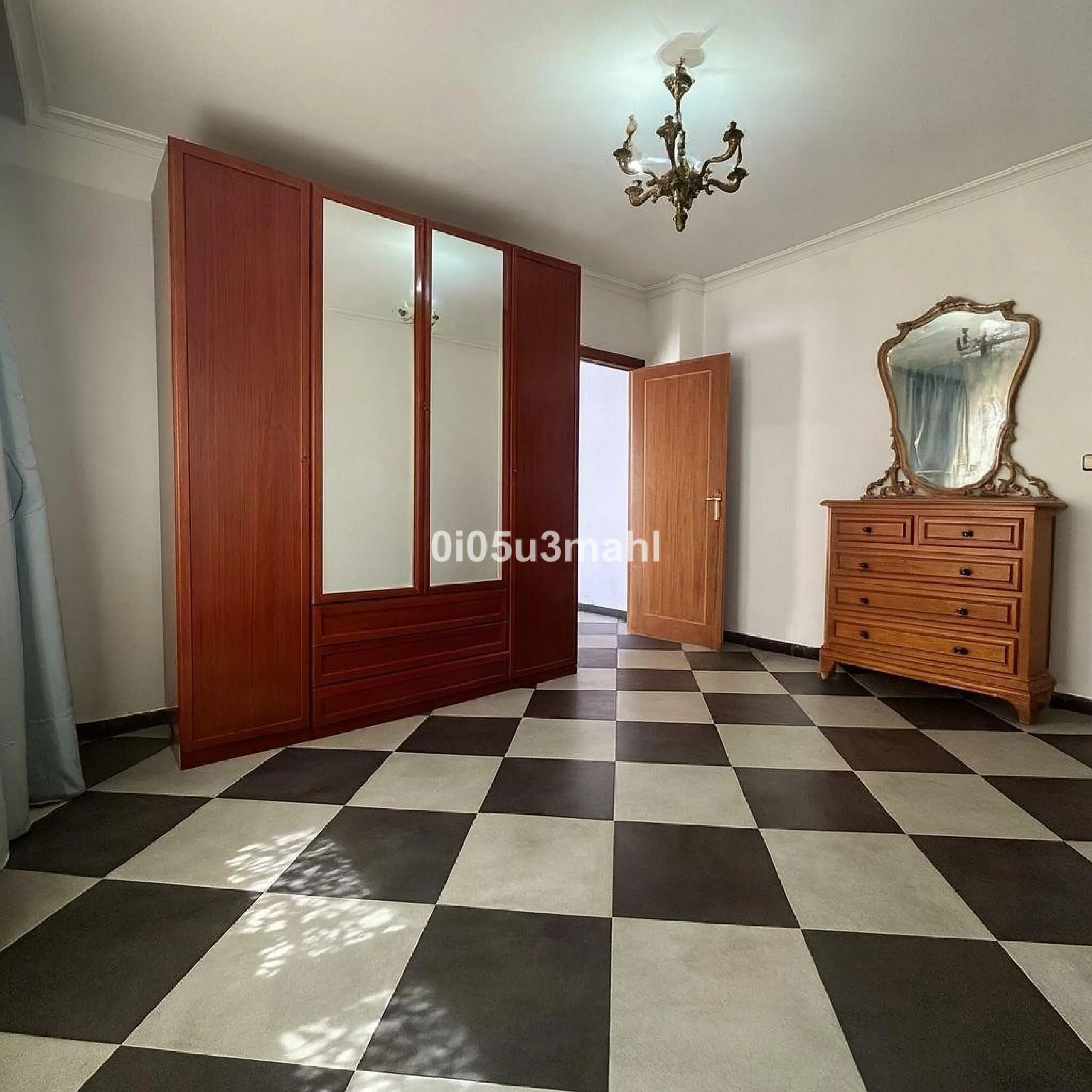 Discover this charming 180m2 house, according to the land registry, ideal for those seeking a customizable project.