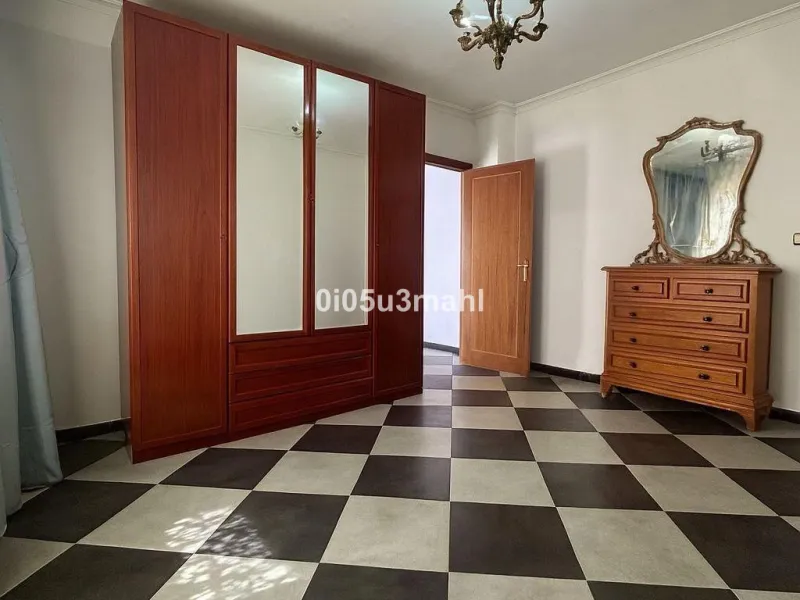 Discover this charming 180m2 house, according to the land registry, ideal for those seeking a customizable project.
