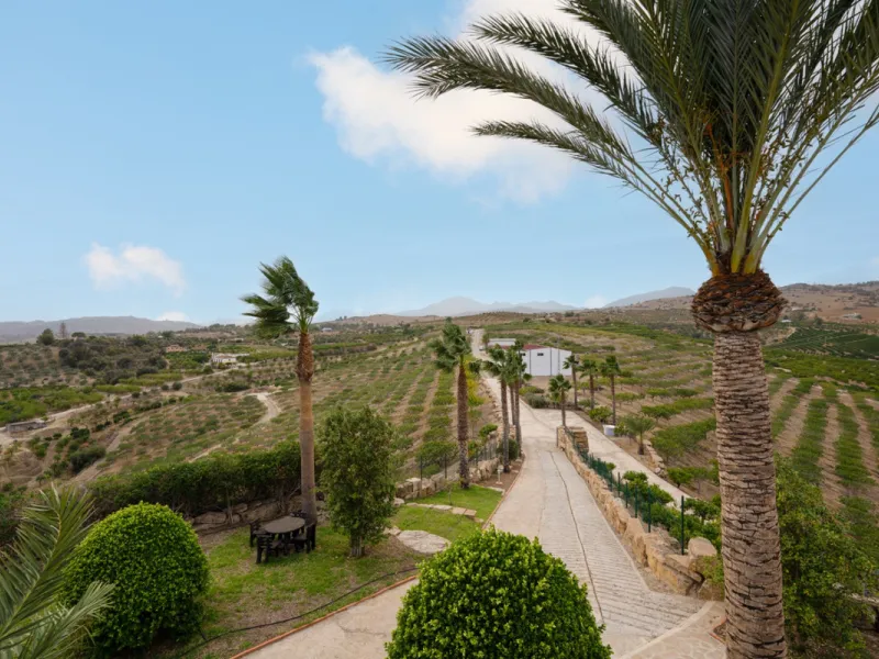 House - Finca - Cortijo в продаже в Pizarra, Málaga. В доме 4 спален и 3 ванных комнат. Площадь дома 589 м². Площадь участка 136151 м²