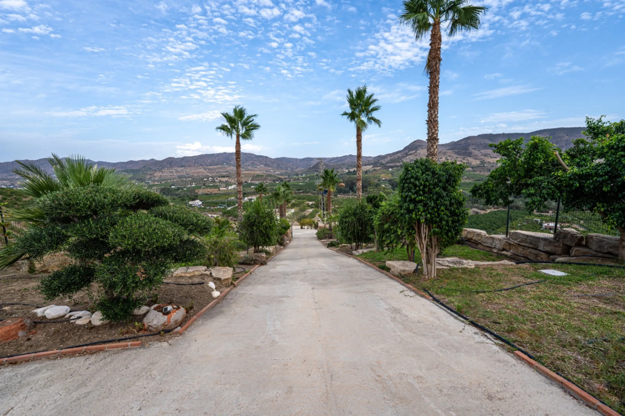 House - Finca - Cortijo в продаже в Pizarra, Málaga. В доме 4 спален и 3 ванных комнат. Площадь дома 589 м². Площадь участка 136151 м²