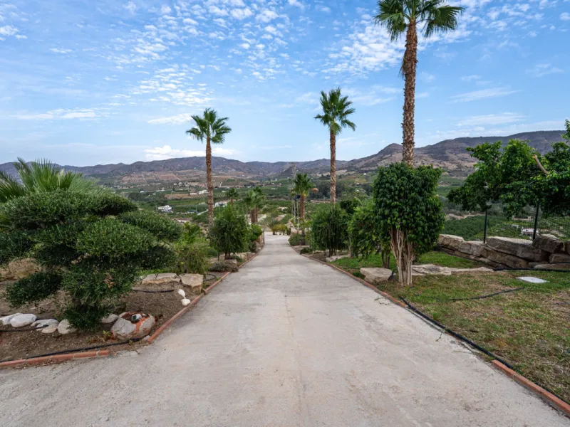 House - Finca - Cortijo в продаже в Pizarra, Málaga. В доме 4 спален и 3 ванных комнат. Площадь дома 589 м². Площадь участка 136151 м²
