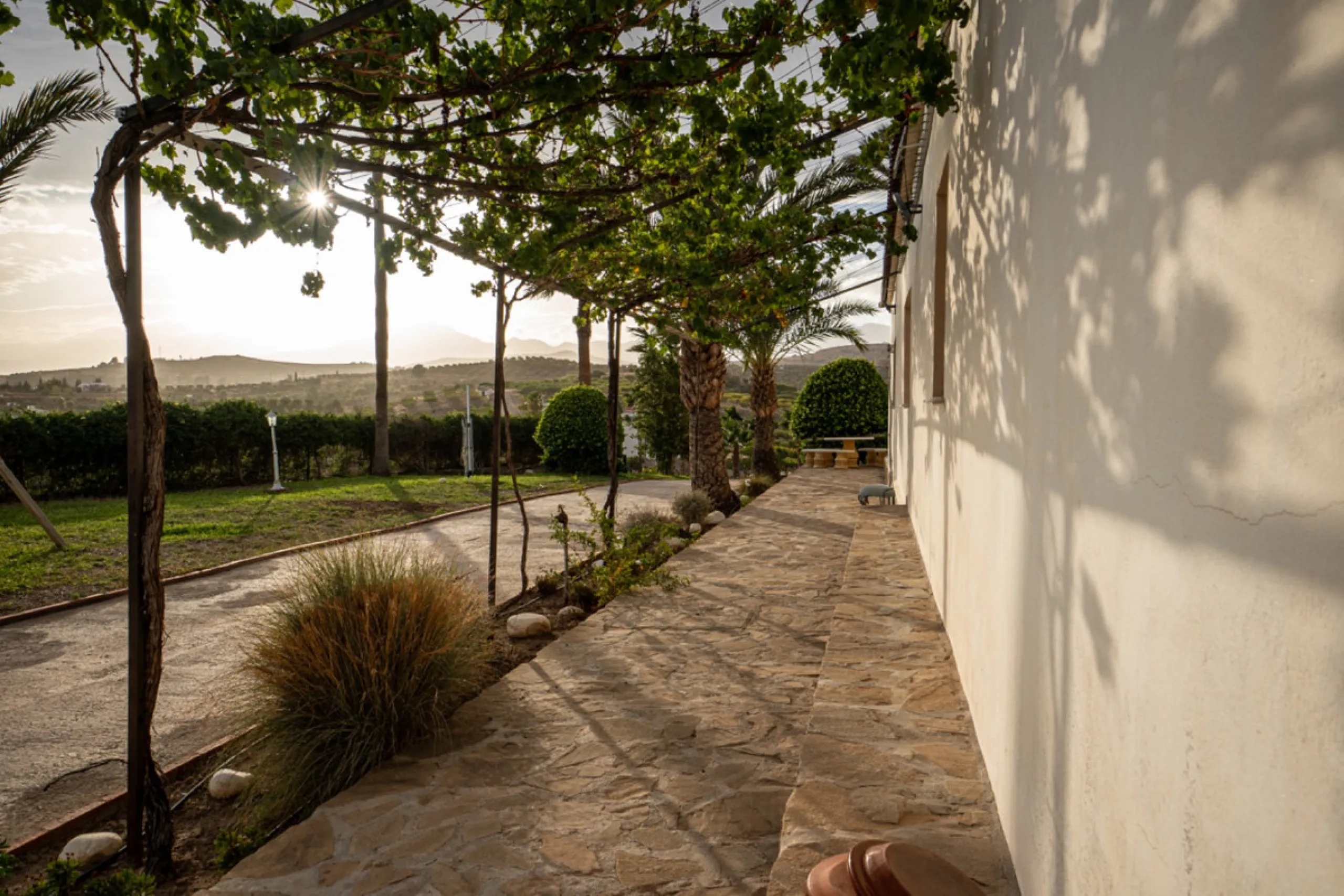 House - Finca - Cortijo в продаже в Pizarra, Málaga. В доме 4 спален и 3 ванных комнат. Площадь дома 589 м². Площадь участка 136151 м²