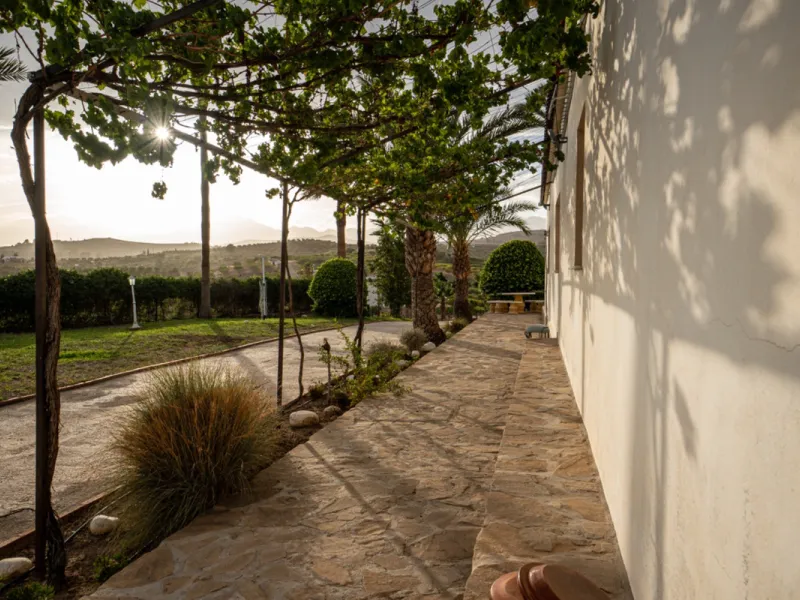 House - Finca - Cortijo в продаже в Pizarra, Málaga. В доме 4 спален и 3 ванных комнат. Площадь дома 589 м². Площадь участка 136151 м²
