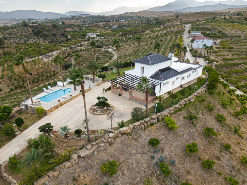 House - Finca - Cortijo в продаже в Pizarra, Málaga. В доме 4 спален и 3 ванных комнат. Площадь дома 589 м². Площадь участка 136151 м²